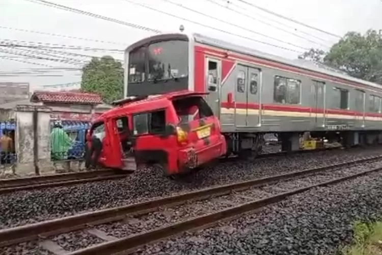 Abaikan Peringatan Penjaga Perlintasan Kereta, Angkot di Citayam Dihantam Kereta