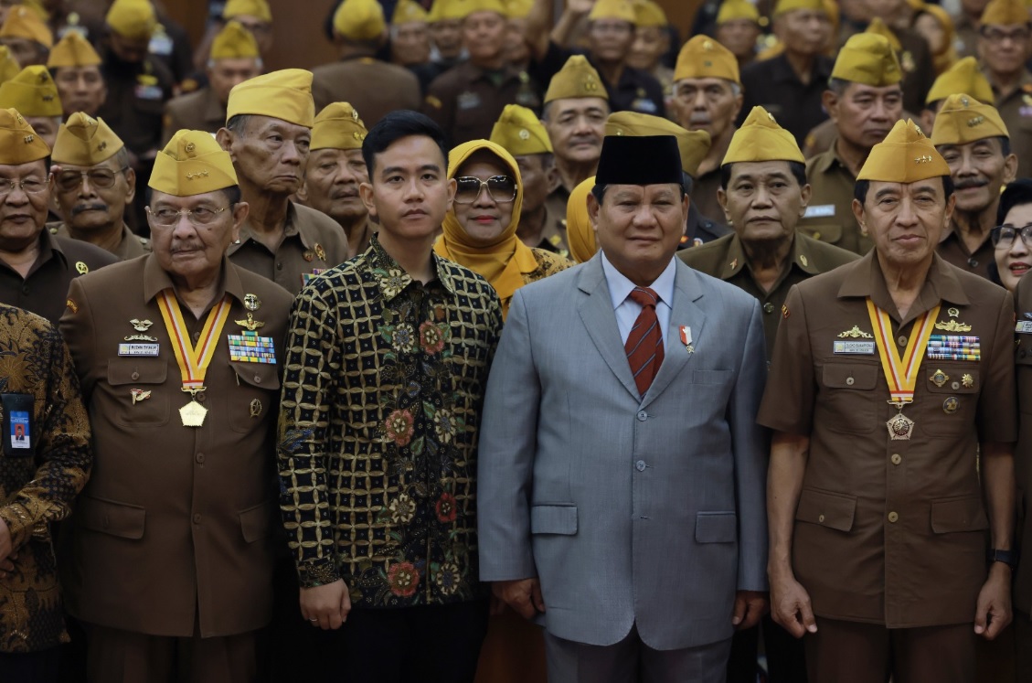 Momen Menhan Prabowo dan Wali Kota Solo Gibran Semobil Hadiro Hari Veteran Nasional